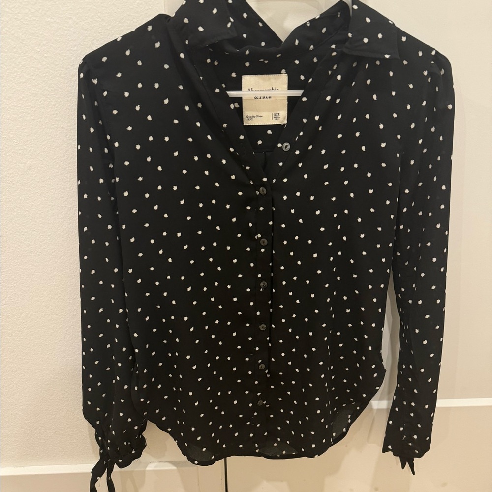 Abercrombie & Fitch black polka dot button down size xxs